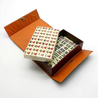 Compact Mahjong Box Set: Opening the box and lifting the tile tray
