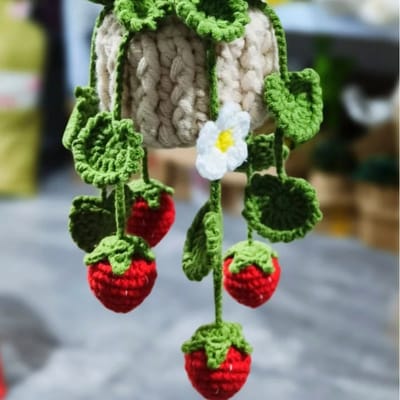 Smiling Crochet Flower Hanger: Back of the strawberry hanger