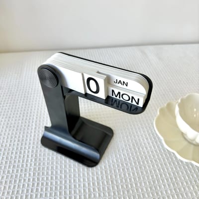 Black Perpetual Desk Calendar: Angled view of the calendar mechanism