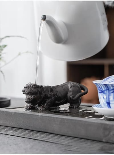 Crouching Tiger Tea Pet: Pouring tea over the figure