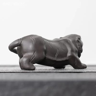 Crouching Tiger Tea Pet: Back of the crouching tiger