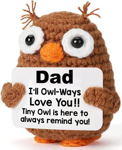 Mini Crochet Owl for Dad: Close-up of the Dad message and crochet texture